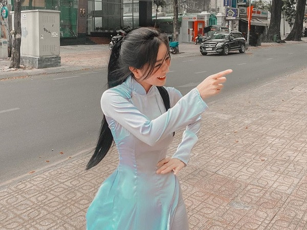 Võ Ngọc Trân được mệnh danh là "thiên thần áo dài trắng" vì quá xinh tươi trong trang phục này. Tuy nhiên, khi rời bỏ đồng phục, cô hướng tới hình ảnh nữ tính và gợi cảm.