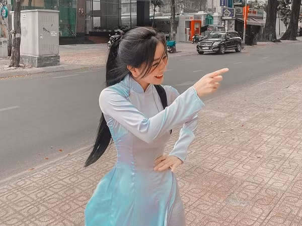 Võ Ngọc Trân được mệnh danh là "thiên thần áo dài trắng" vì quá xinh tươi trong trang phục này. Tuy nhiên, khi rời bỏ đồng phục, cô hướng tới hình ảnh nữ tính và gợi cảm.