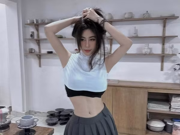 Ngọc Trân chỉ dùng phụ kiện hàng hiệu làm điểm nhấn cho outfit. Hình ảnh của cô nhận được tương tác lớn mỗi lần đăng tải mạng xã hội.