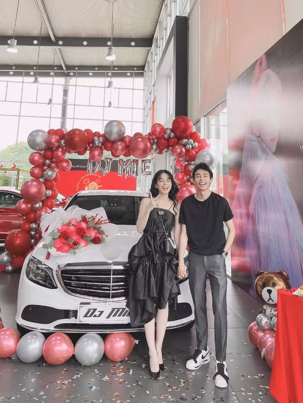 Thế nhưng, cách đây chưa lâu cư dân mạng lại xôn xao trước thông tin DJ Mie và Hồng Thanh đang gặp trục trặc tình cảm với những động thái đáng ngờ. Trước những thông tin được chia sẻ rầm rộ trên mạng xã hội khiến nhiều người hoang mang, ngay sau đó, nữ DJ đã lên tiếng phủ nhận tin đồn trên.