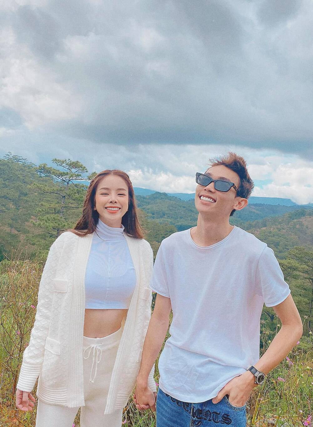  DJ Mie và Hồng Thanh được biết đến là một trong những cặp đôi được yêu mến trong làng giải trí Việt. Theo đó, họ thường xuyên tương tác, thể hiện tình cảm công khai trên mạng xã hội khiến khán giả mong chóng sớm về chung một nhà.