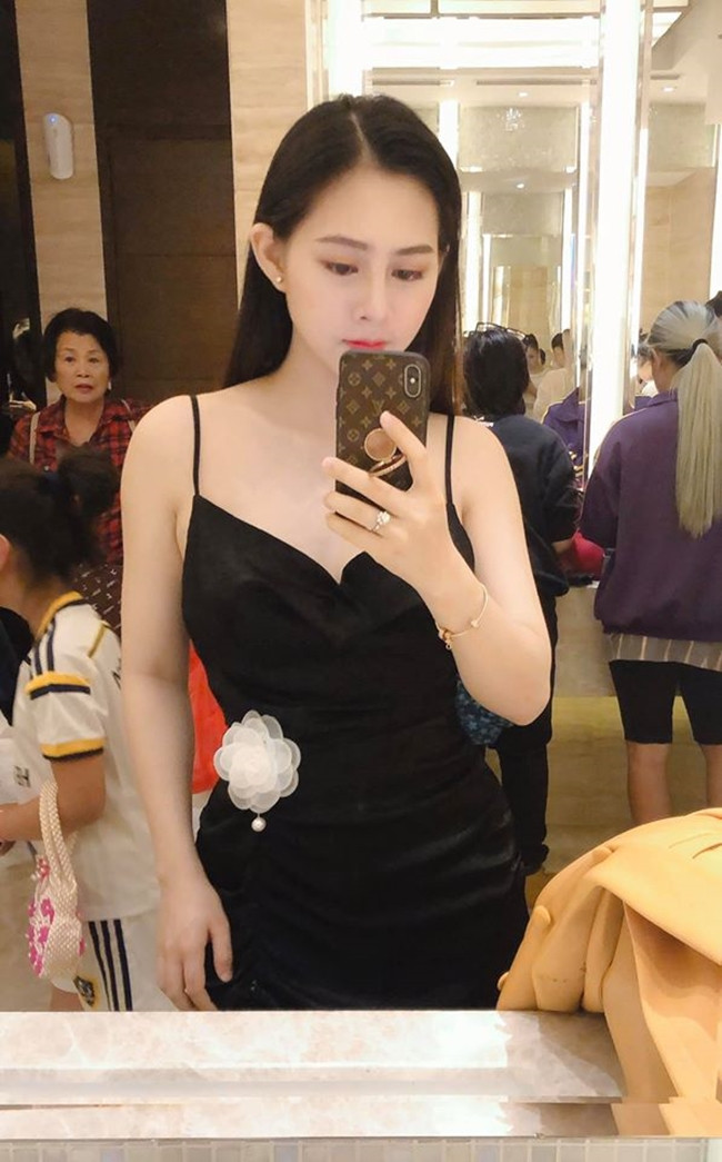 Nhiều bình luận khen ngợi sắc vóc bà mẹ 2 con trẻ đẹp hơn thời son rỗi, thu hút với body nuột nà và làn da trắng mịn màng.