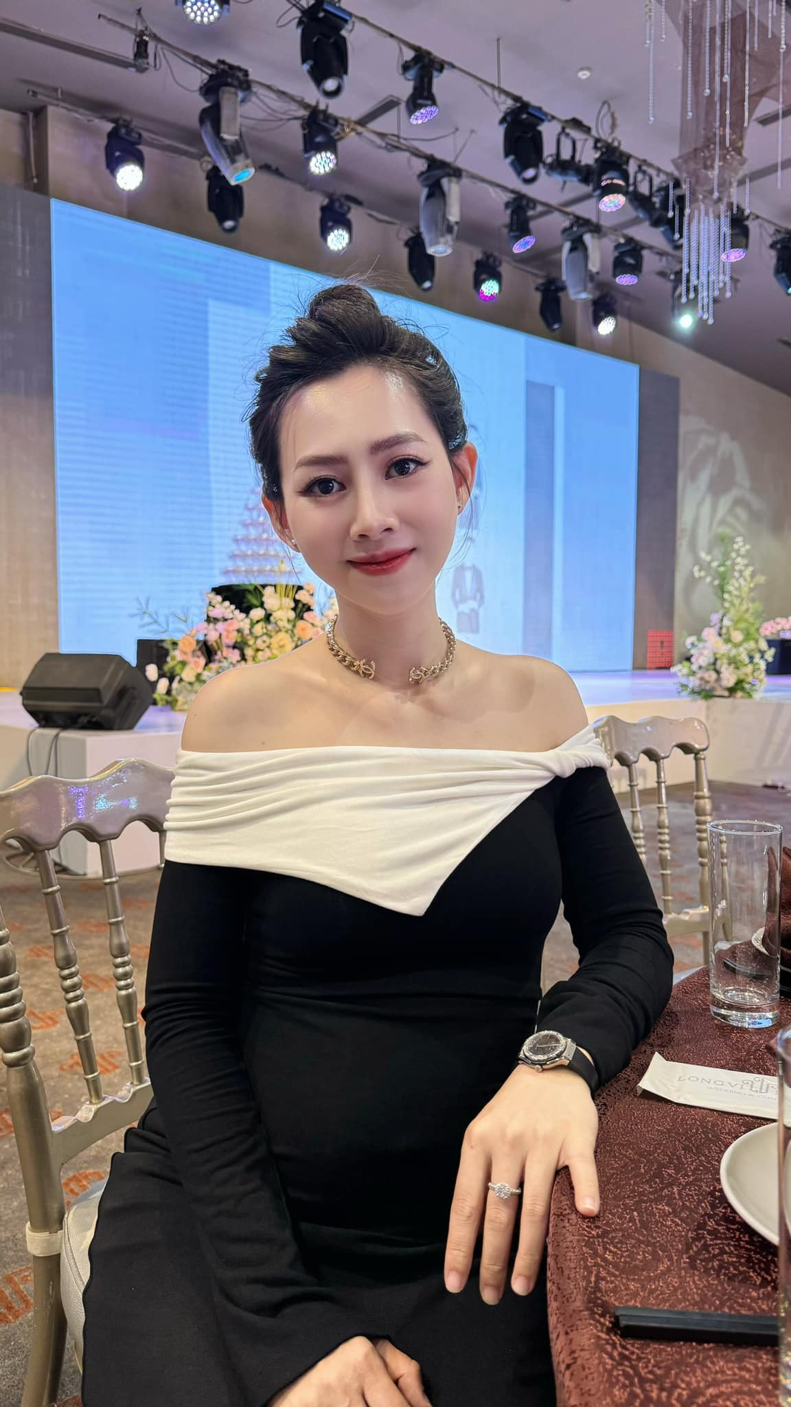 Nữ diễn viên vẫn tập thể thao nhẹ nhàng, chăm sóc da, kết hợp cùng chế độ ăn uống khoa học, cung cấp đầy đủ chất dinh dưỡng.