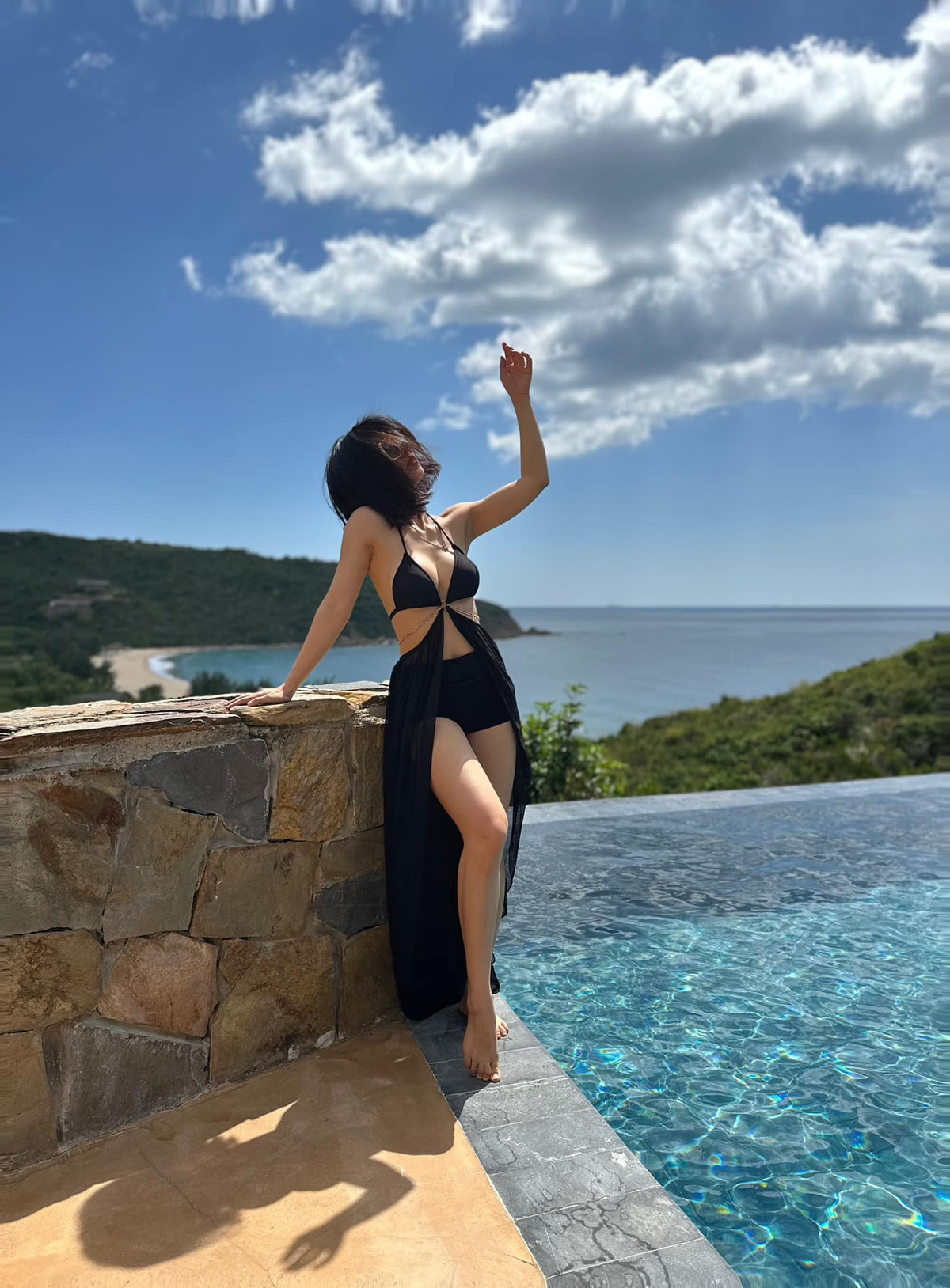 Tuy nhiên, theo tìm hiểu của netizen đây là những tấm hình cũ của Yến Xôi, hiện cô đang mang bầu em bé thứ 3.