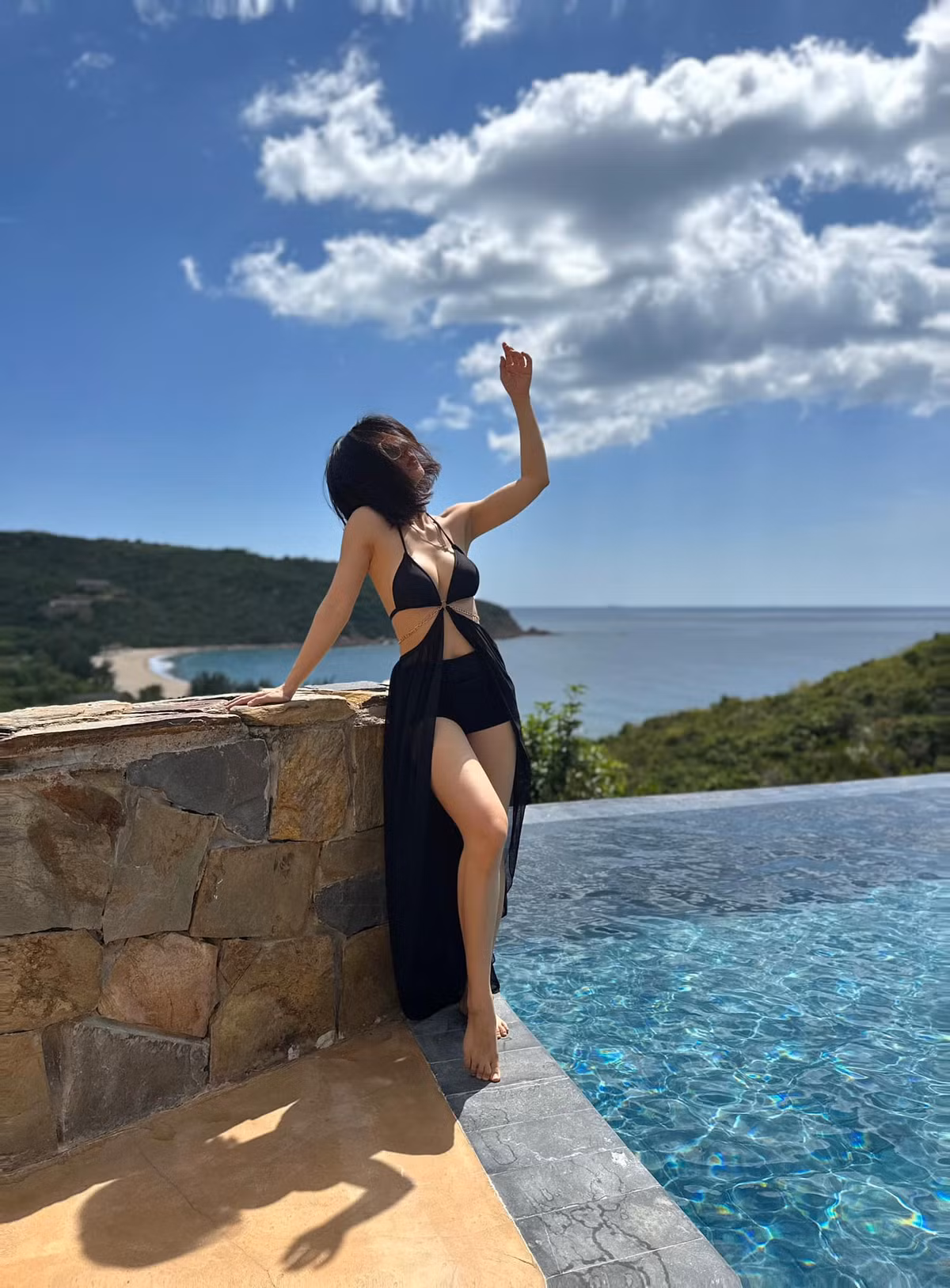 Tuy nhiên, theo tìm hiểu của netizen đây là những tấm hình cũ của Yến Xôi, hiện cô đang mang bầu em bé thứ 3.