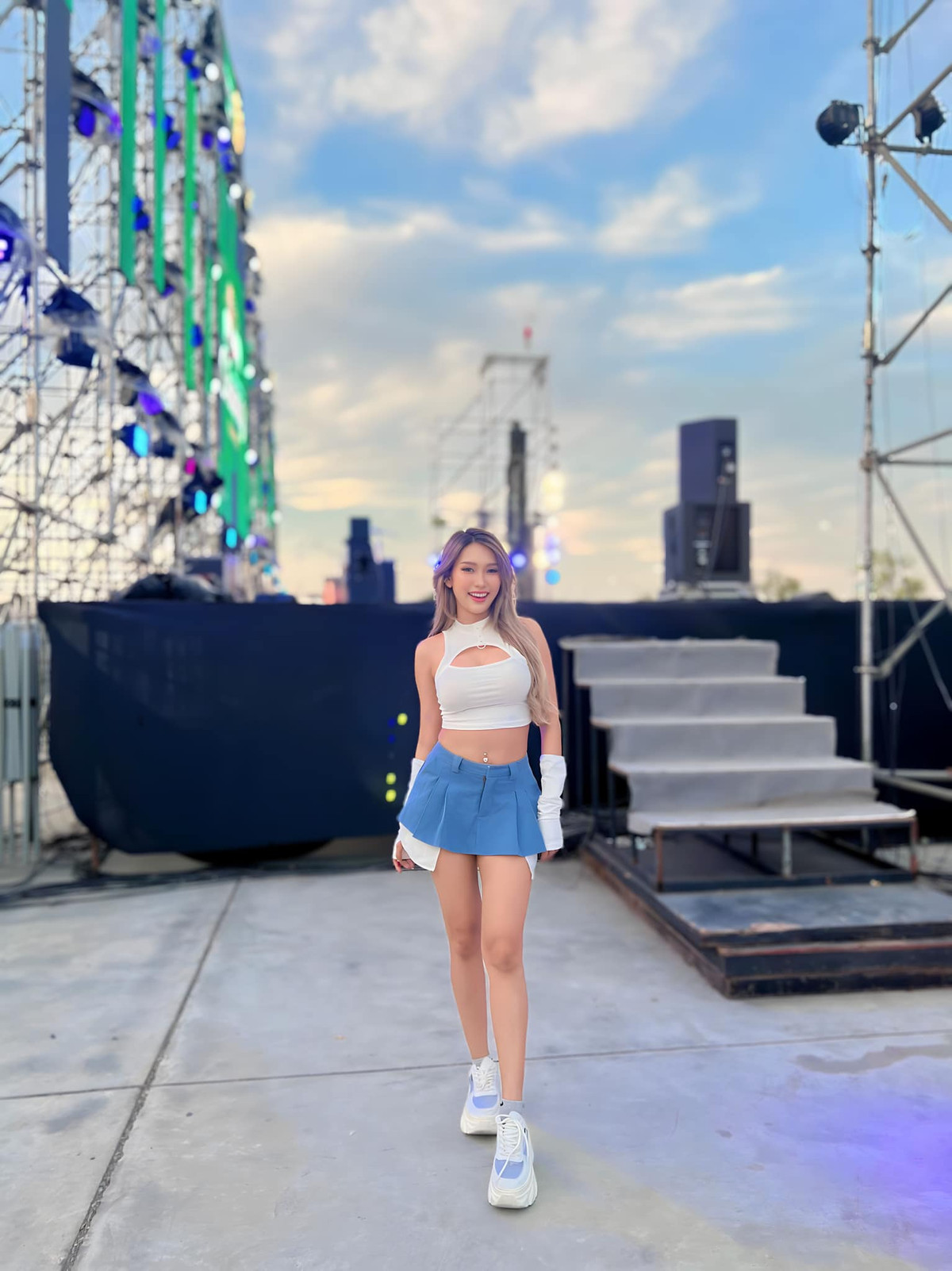 Hot girl người Thái Lan chuộng mặc trang phục xẻ sâu khoe vòng một quyến rũ.