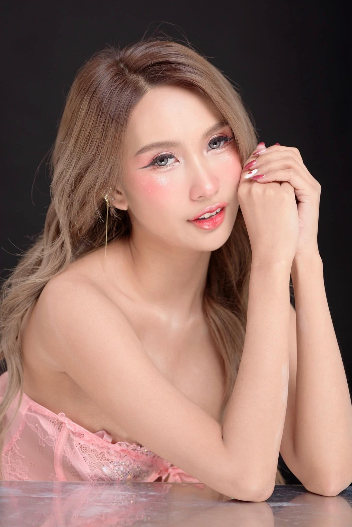 Mặc thiếu vải, cô nàng từng hớ hênh. Cụ thể, trong một đêm diễn, Aomsin mặc áo croptop, không may lộ miếng dán ngực.