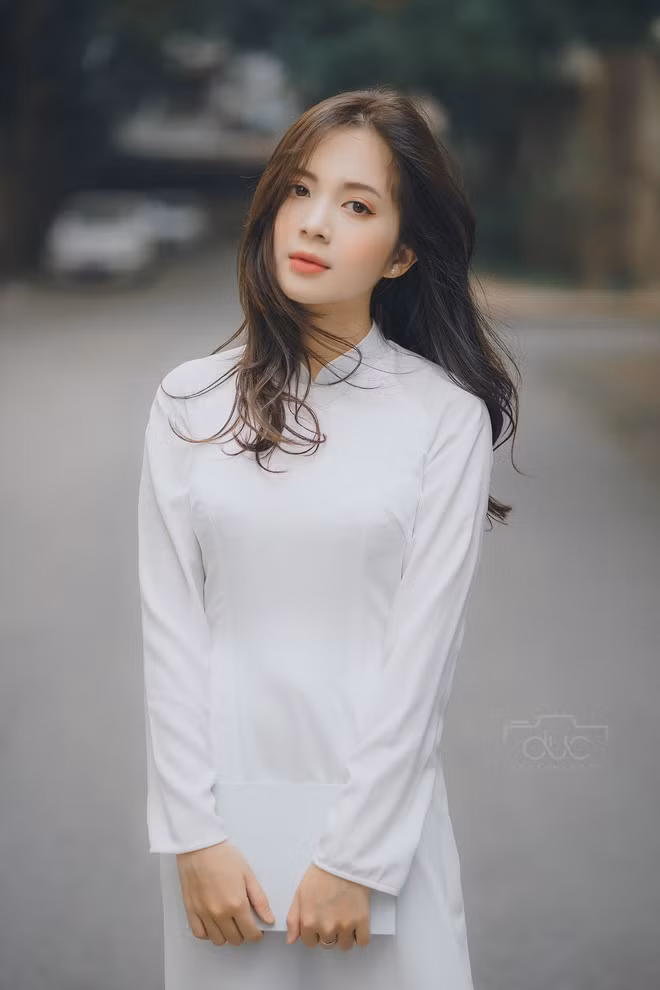 Gương mặt bừng sáng của Ngọc Huyền dễ dàng thu hút các ống kính máy ảnh.