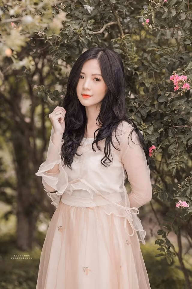 Cũng theo nhiều người, Ngọc Huyền sở hữu phong cách nhẹ nhàng, đằm thắm, đúng chất của một cô giáo tương lai.