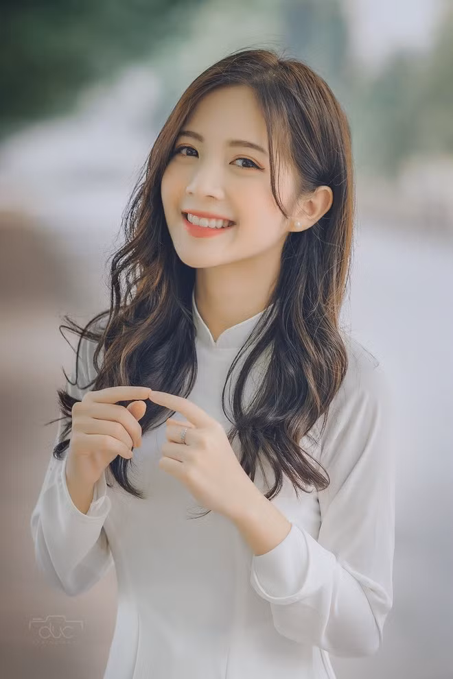 Ngọc Huyền gây ấn tượng bằng sở hữu gương mặt khả ái, nụ cười duyên dáng cùng làn da trắng ngay lập tức khiến mọi người đặc biệt chú ý trong từng khung hình.