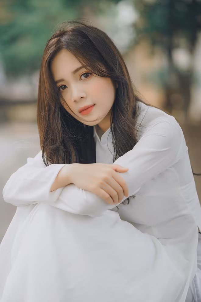 Chẳng thế mà cứ hễ xuất hiện, những bức ảnh và clip của hot girl 9X này lại được dân mạng tích cực chia sẻ.