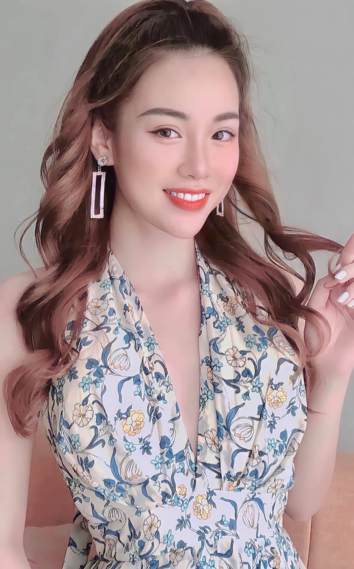 Còn ngoài xã hội thì đã có người đặt điều kiện trả 10.000 đô để mình đi Nhật Bản cùng 3 ngày 2 đêm rồi chụp ảnh bán nude không lộ mặt giá 4.000 đô. Có lần mình còn nhận được tin nhắn, nội dung đại loại kiểu: Sếp chị cần một sugar baby ngoan ngoãn, 1 tháng cho baby 50 triệu nhé! Kể cũng bực”. Nữ tiếp viên hàng không cho biết thêm.