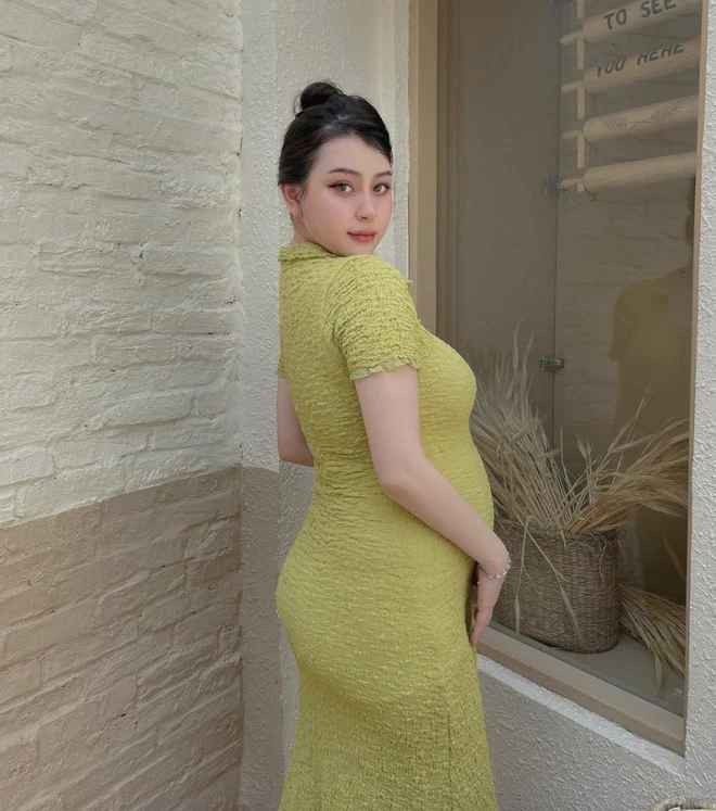 Trước đó, Xoài Non - vợ Xemesis đã đăng tải status sướt mướt ngày bạn thân đi đẻ: "Ui hôm nay là ngày Na béo sẽ được gặp nàng công chúa của mình rồi đó, chẳng biết chúc gì chỉ biết chúc bạn mẹ tròn con vuông. Công chúa không của riêng Na béo mà còn là của Xoài nữa vì tui là mẹ nuôi mà. Không biết khi bạn thân của mọi người sắp sinh cảm giác sẽ như thế nào chứ nó đẻ mà Xoài nôn giùm...