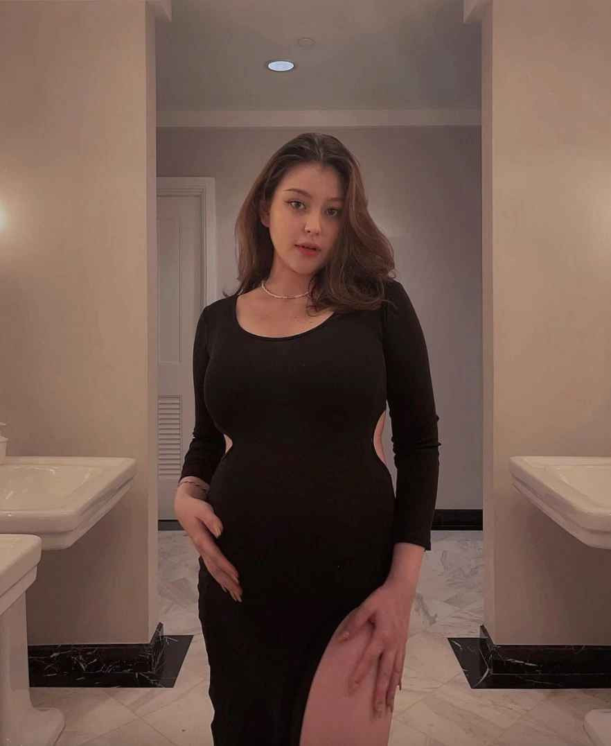 Cách đây chưa lâu trên trang cá nhân, Sunna đã hé lộ hình ảnh chụp cùng người đàn ông vẫn còn rất bí ẩn này. Được biết, đây là bạn trai cô, cũng là cha đứa bé cô đang mang trong mình.