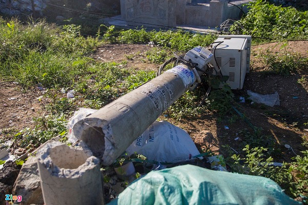 Công ty Điện lực Thừa Thiên - Huế mới dựng cột mới để thay thế trụ điện bị gãy. Ảnh: Đoàn Nguyên.