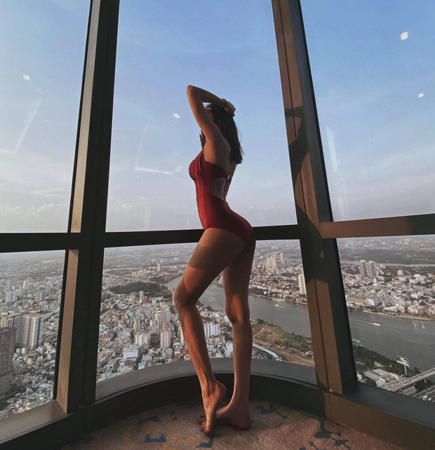 Vóc Đỗ chọn một mẫu bikini với style khá bình thường nhưng lại có màu đỏ nóng rừng rực.