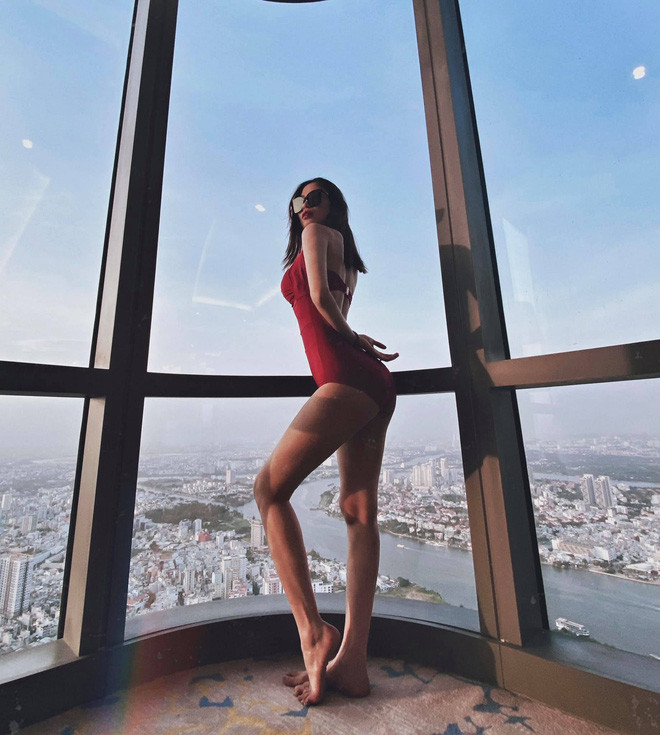 Mẫu bikini này đi liền với body nuột nà và đôi chân dài miên man của Vóc Đỗ quả đúng là một sự kết hợp hoàn hảo.