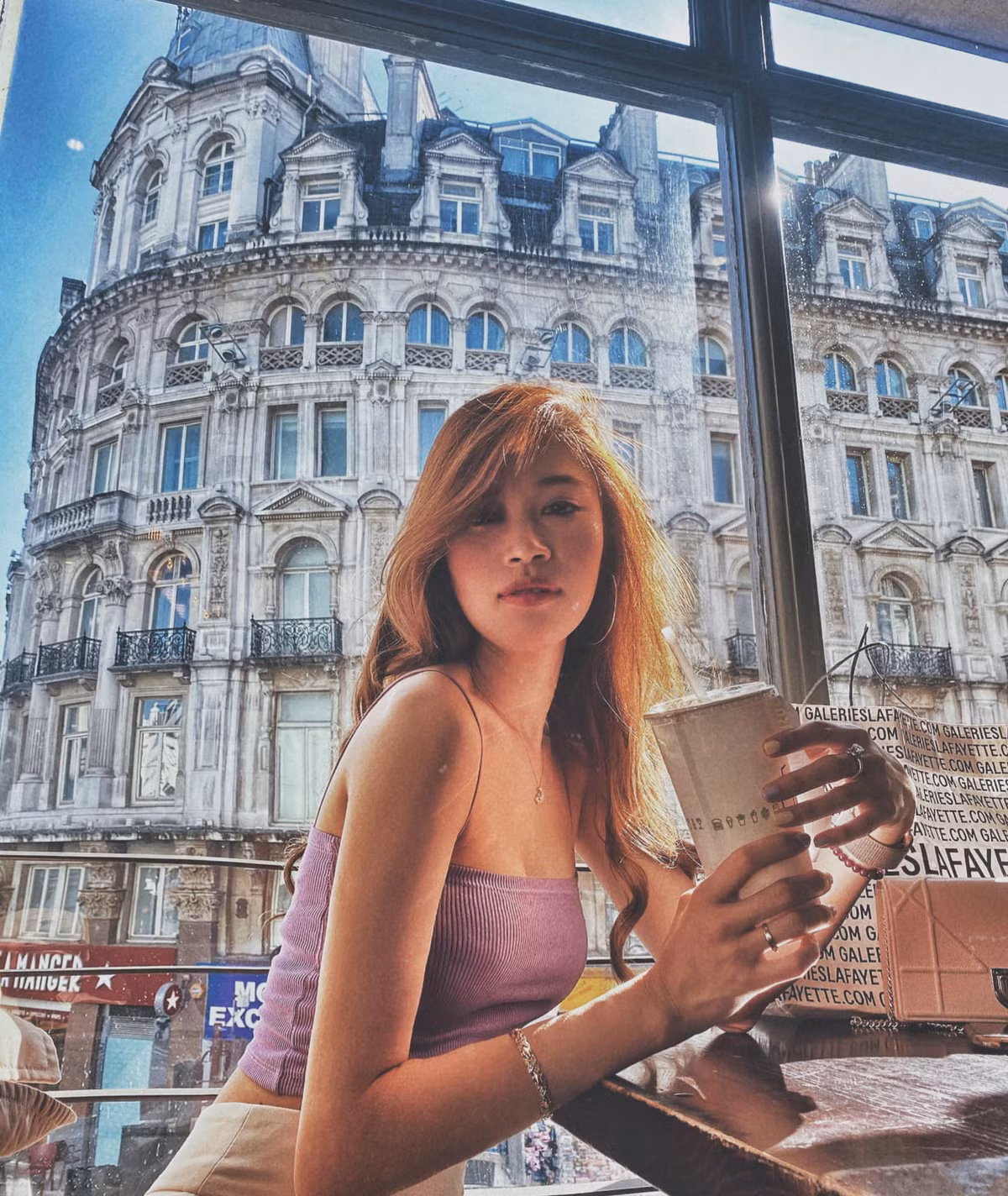 Chứng kiến những bức ảnh bikini của Vóc Đỗ, nhiều người nhỏ to với nhau rằng thế mới thấy dù không thể đi biển du lịch nhằm đảm bảo an toàn nhưng bạn vẫn hoàn toàn có thể có những shoot hình bikini đẹp bên bể bơi hay trong nhà như Vóc Đỗ.