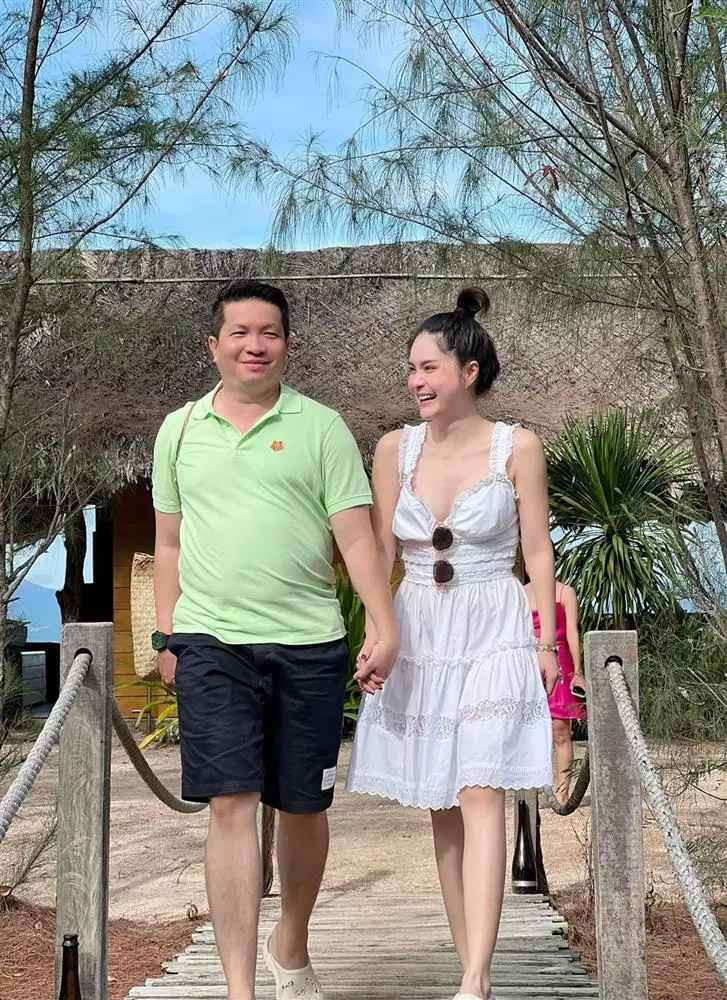 Dù đã lên tiếng làm rõ nhưng cảm thấy chưa "đã", sau đó nữ đại gia xinh đẹp còn đăng ảnh chụp màn hình trò chuyện cùng tài khoản kia kèm lời nhắn nhủ mặn mòi: "Quá trời rồi Vũ ơi, nói cười vui vẻ nữa nhỉ? Bữa sau lên xe ngồi khóc cho tôi nhà bà Kim (ý chỉ tên bà Vú)".