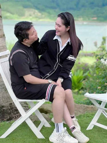 Doanh nhân này từng cho biết: "Anh với bả có giấy cam kết đứa nào ngoại tình thì ra đi tay trắng. Em nào chấp nhận cưu mang anh thì mạnh dạn bước vô".