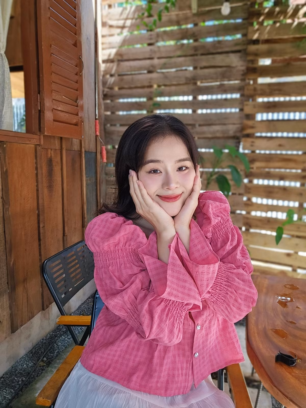 Ngân Thảo tiết lộ bản thân rất vất vả, là lao động chính trong gia đình, phải bán hàng online để kiếm sống, nuôi ông nội già yếu và mẹ bị tai biến. Nghe người chơi trình bày hoàn cảnh, Ngô Kiến Huy - khi ấy là MC chương trình đã quyết định tài trợ toàn bộ tiền làm răng cho 9X.