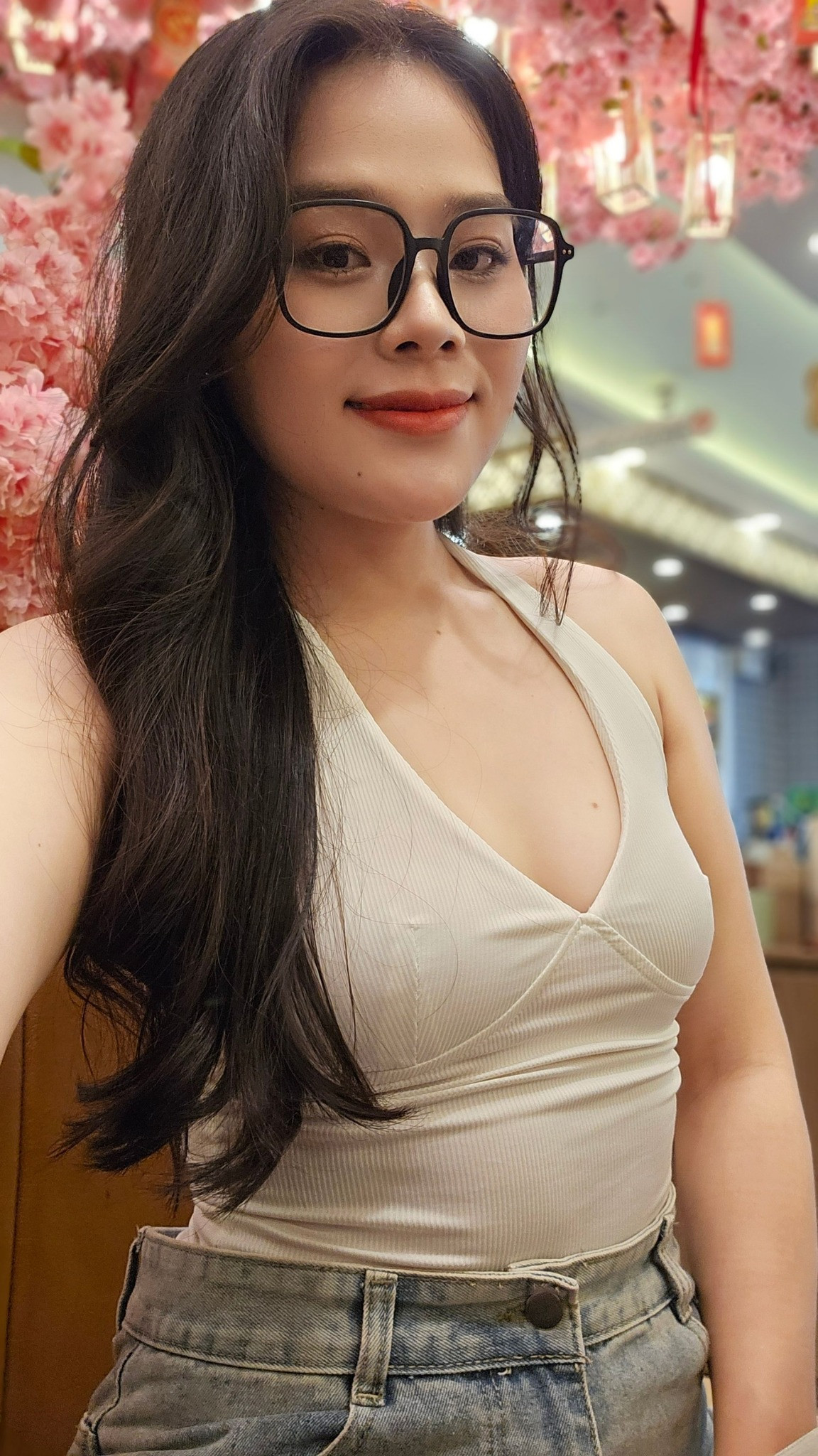 Về đời tư, tháng 5/2021, Ngân Thảo cùng bạn trai lâu năm tên Hoài Đức tổ chức lễ ăn hỏi. Cả 2 cũng lên kế hoạch cho hôn lễ ngay sau đó. Tuy nhiên, do dịch Covid-19 khi ấy diễn biến vô cùng phức tạp nên phải 2 năm sau, họ mới làm đám cưới và đãi tiệc bạn bè.