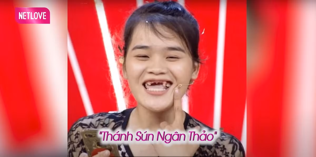 Năm 2019, từ một cô gái vô danh, sau khi rời Thách Thức Danh Hài, ngoài số tiền thưởng khủng (250 triệu đồng), Phạm Ngân Thảo (SN 1992, đến từ Đồng Tháp) còn được nhiều người biết đến nhờ cách nói chuyện duyên dáng cùng ngoại hình đặc biệt, sún 9 chiếc răng.