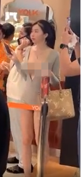 Đa phần, cộng đồng mạng đều bày tỏ thái độ ái ngại, cho rằng việc ăn mặc vô tư như vậy ở nơi công cộng là quá phản cảm, vừa thiếu tôn trọng bản thân và cả những người xung quanh.