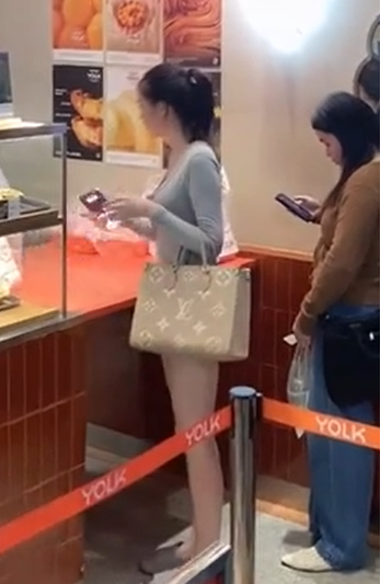 Nhiều người thậm chí còn không dám nhìn thẳng vào hot girl, chỉ biết đỏ mặt né tránh theo hướng khác.