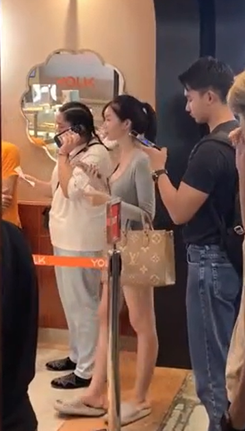 Được biết, cô nàng này xuất hiện tại một cửa hàng đồ ăn đông người mà dường như không hề bận tâm tới ánh mắt của thiên hạ.