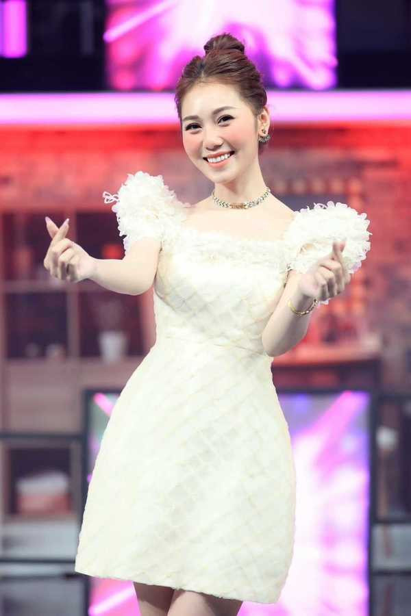 Tuy nhiên, cũng có những ý kiến bênh vực rằng, nhan sắc qua cam thường như vậy là quá xuất sắc, cộng đồng mạng không nên quá khắt khe với cô gái trẻ.