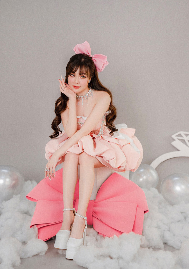 Tuy nhiên, những năm gần đây cô nàng khá kín tiếng. Hà My tập trung vào hoạt động giảng dạy và công việc kinh doanh riêng.