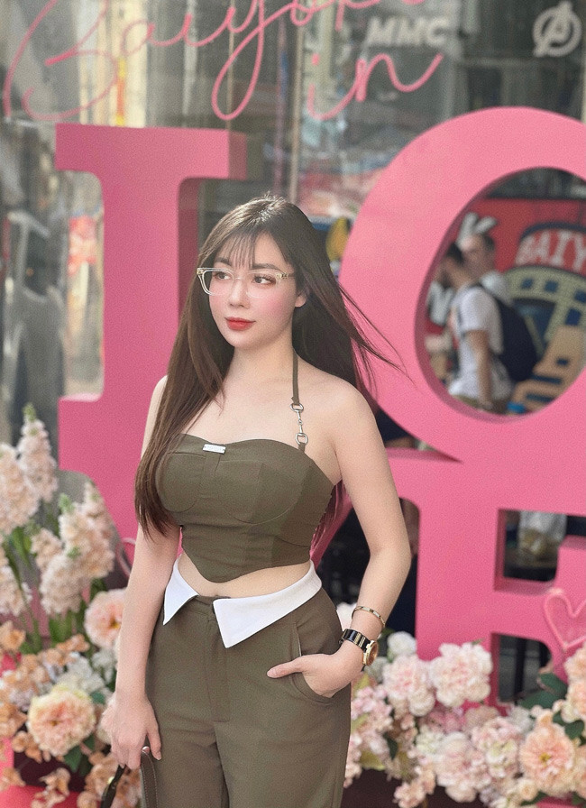 Không chỉ xinh đẹp, nữ giảng viên còn sở hữu bảng thành tích đáng nể.