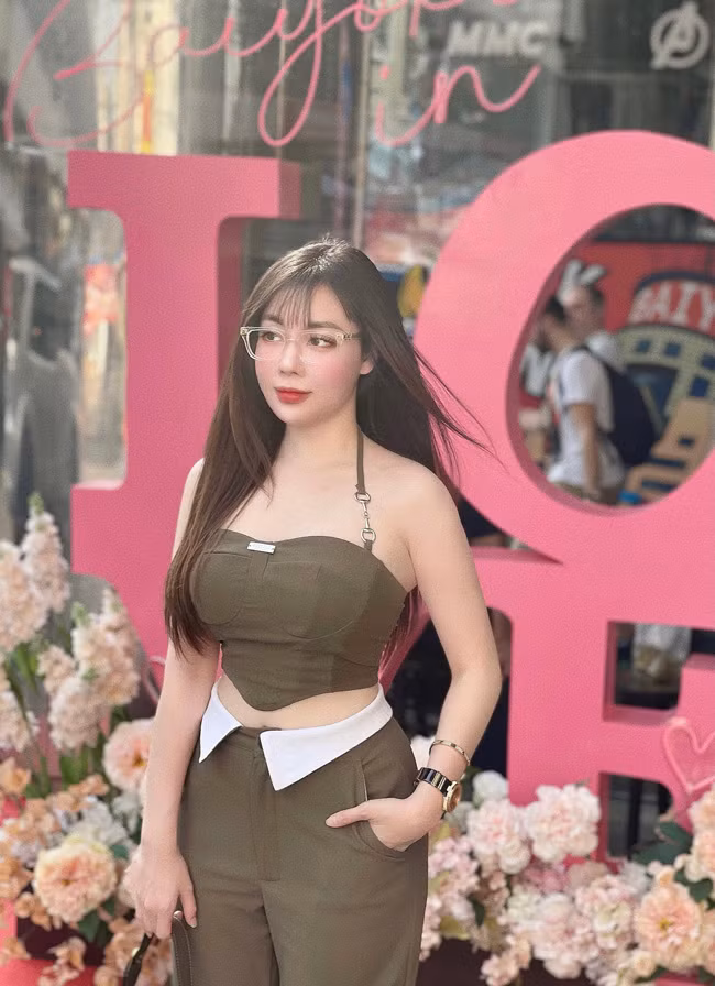 Không chỉ xinh đẹp, nữ giảng viên còn sở hữu bảng thành tích đáng nể.