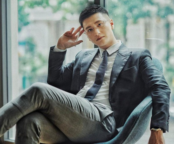 Sau khi hẹn hò với bạn gái hiện tại là Bạch Lan Phương, diễn viên Huỳnh Anh vướng phải vô vàn những scandal như gây tai nạn khi mở cửa ô tô vì thiếu quan sát làm 2 thanh niên ngã xe rồi không chịu bồi thường. Thất hẹn lấy hàng, kì kèo đòi đổi, thậm chí cuối cùng đòi hoàn tiền 100% khiến người bán hàng chịu hậu quả...