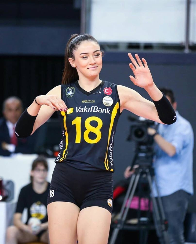 Với chiều cao lên đến 1m97, cộng với khuôn mặt khả ái và nụ cười đầy mê hoặc, Zehra có đầy đủ các yếu tố để trở thành một ngôi sao bóng chuyền trong tương lai.