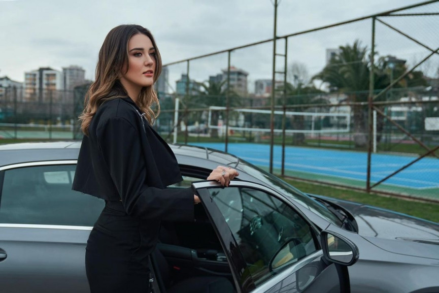 Dù không có nhiều bức ảnh nóng bỏng, nhưng nét hồn nhiên trong sáng và ngây thơ của Zehra vẫn có thể làm xiêu lòng các “đấng mày râu”.