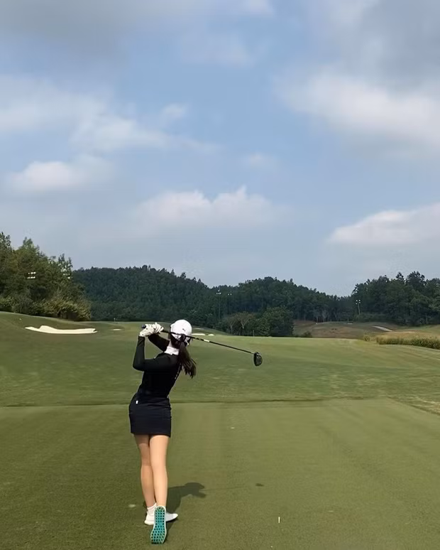 Ngoài ra, Thái Thảo Nguyên còn ghi điểm bởi gu thời trang chơi golf rất sang chảnh mà vẫn cực khoẻ khoắn.