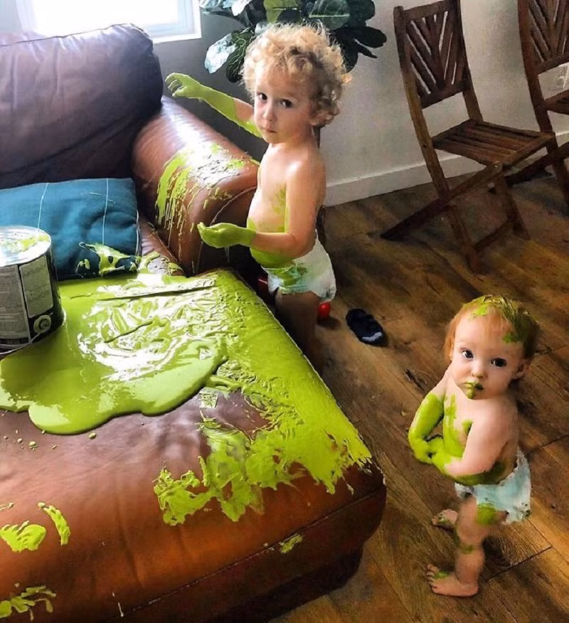 Kỳ nghỉ kéo dài vì đại dịch COVID-19 đang khiến khiến lịch sinh hoạt của nhiều gia đình bị xáo trộn khi các bậc phụ huynh vừa phải trông con, vừa phải làm việc.