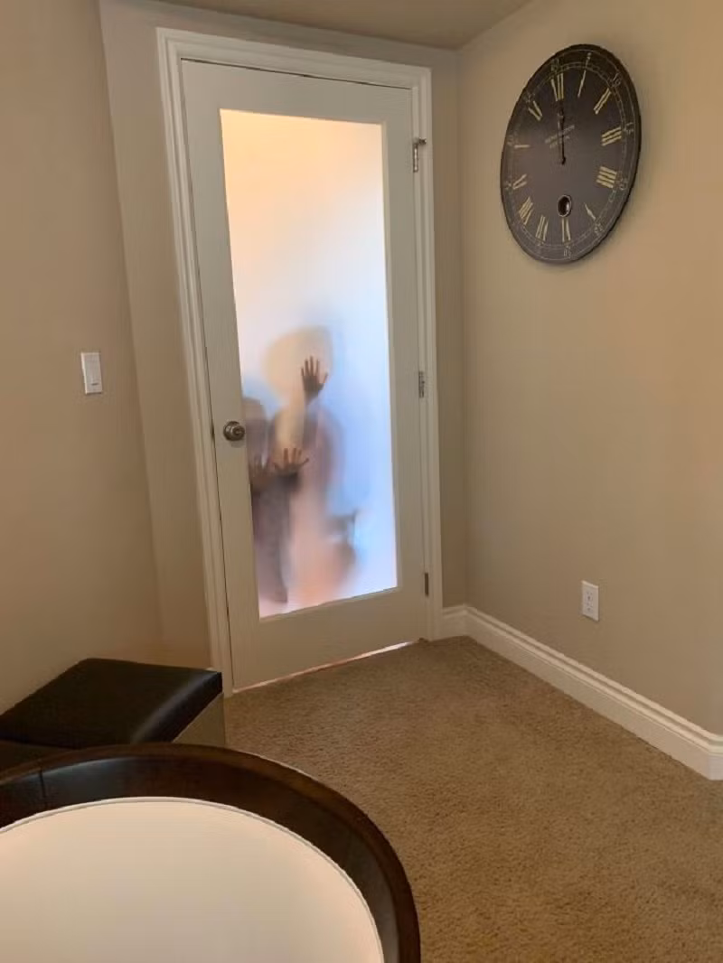 Thậm chí, nhiều người còn nhốt con vào phòng để có không gian hoàn thành công việc tại nhà trong mùa dịch.