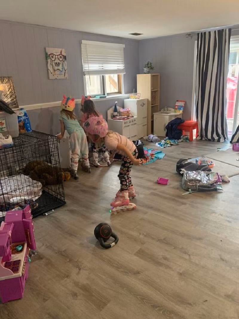 Dù vừa trông con vừa làm việc rất vất vả, nhưng có lẽ đó là giải pháp tốt nhất trong những ngày dịch COVID-19 đang hoành hành.