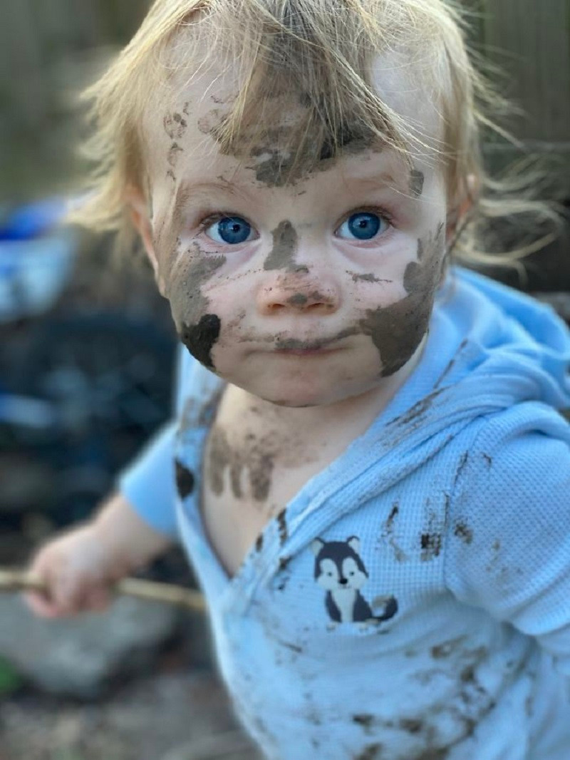 Việc những đứa trẻ lấm lem mặt mũi khi nghịch trong những ngày nghỉ dịch là điều quá đỗi quen thuộc với các ông bố, bà mẹ.
