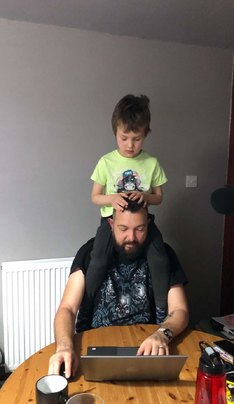 Làm việc ở nhà thì phải chấp nhận việc những đứa con "đè đầu cưỡi cổ".