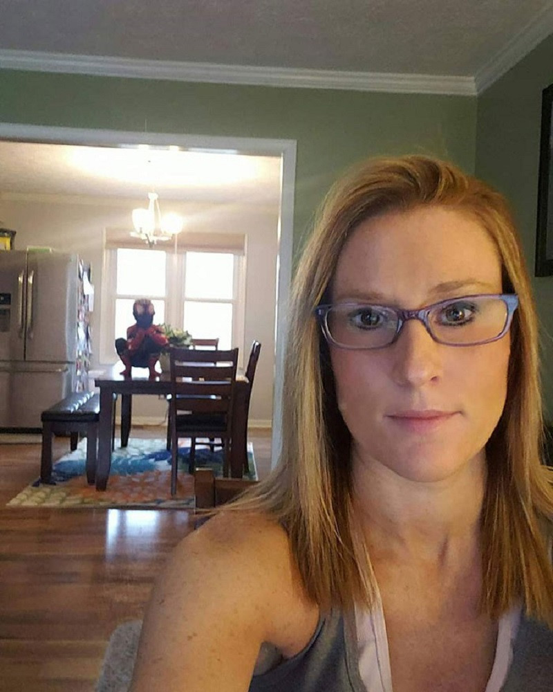 Để con ở nhà thì yên tâm nhưng sự hiếu động của lũ trẻ đôi khi lại khiến các bậc cha mẹ đau đầu, khổ sở. Hàng nghìn tình huống "ở khóc dở cười" trong việc trông con mùa dịch khiến nhiều bậc phụ huynh loay hoay tìm giải pháp sao cho vừa trông được con mà vừa được yên ổn hoàn thành công việc.