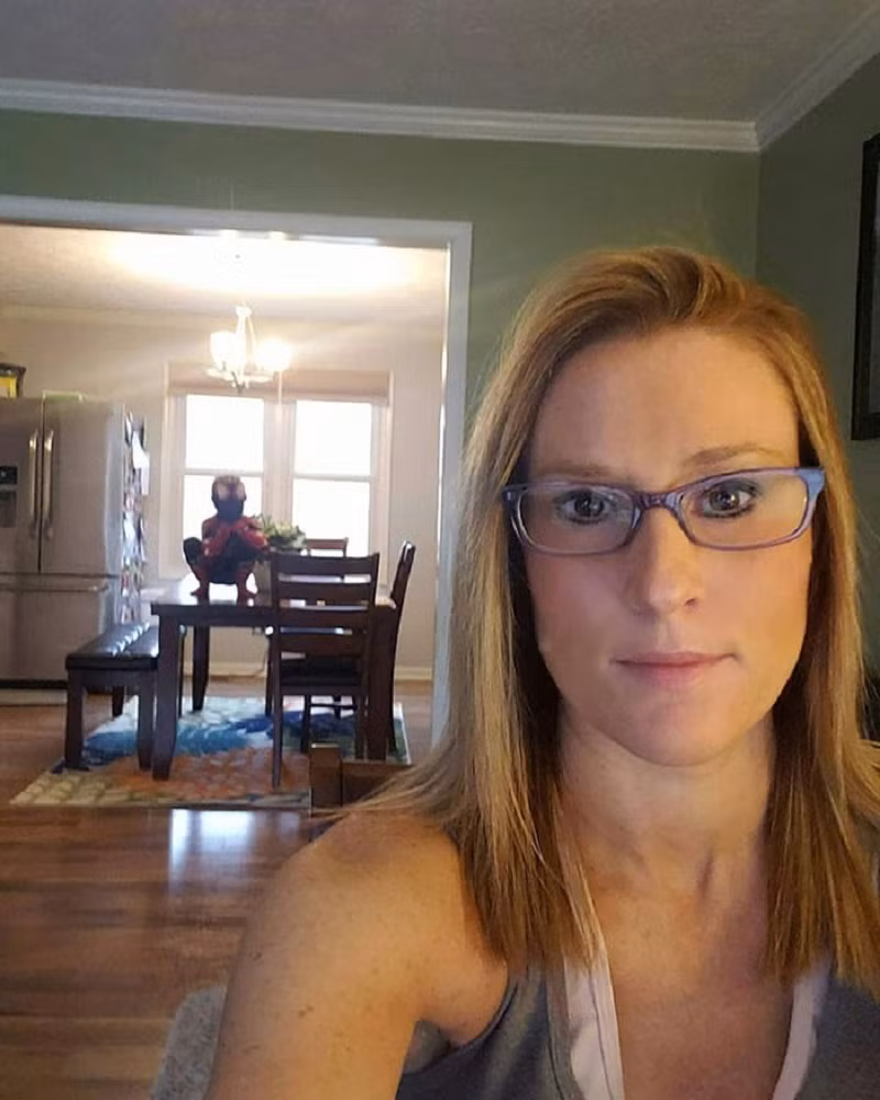 Để con ở nhà thì yên tâm nhưng sự hiếu động của lũ trẻ đôi khi lại khiến các bậc cha mẹ đau đầu, khổ sở. Hàng nghìn tình huống "ở khóc dở cười" trong việc trông con mùa dịch khiến nhiều bậc phụ huynh loay hoay tìm giải pháp sao cho vừa trông được con mà vừa được yên ổn hoàn thành công việc.