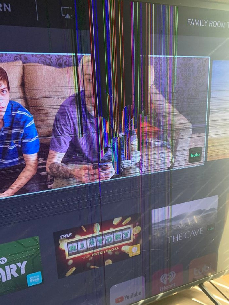 Bật ti vi để cho lũ con thơ ngồi xem nhưng ai ngờ khi làm việc xong bước ra, mọi thứ không còn nguyên vẹn.