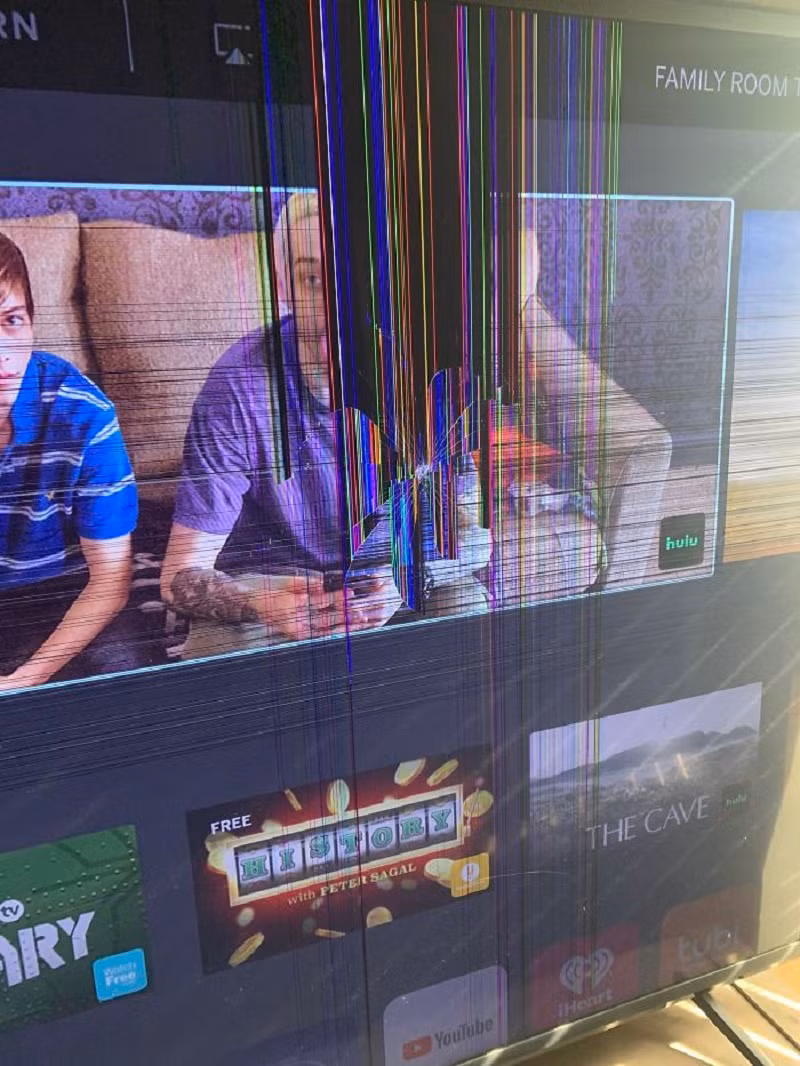 Bật ti vi để cho lũ con thơ ngồi xem nhưng ai ngờ khi làm việc xong bước ra, mọi thứ không còn nguyên vẹn.