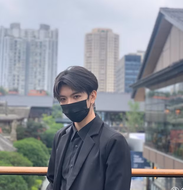 "Thất Hạc đại nhân" được biết đến với hình tượng một hot boy khẩu trang. Anh chàng này sở hữu hơn 7 triệu người theo dõi. Từ xưa đến nay, Thất Hạc luôn gây ấn tượng với hình tượng thần bí, dù xuất hiện nơi công cộng hay livestream giao lưu với fan đều đeo khư khư chiếc khẩu trang trên mặt.