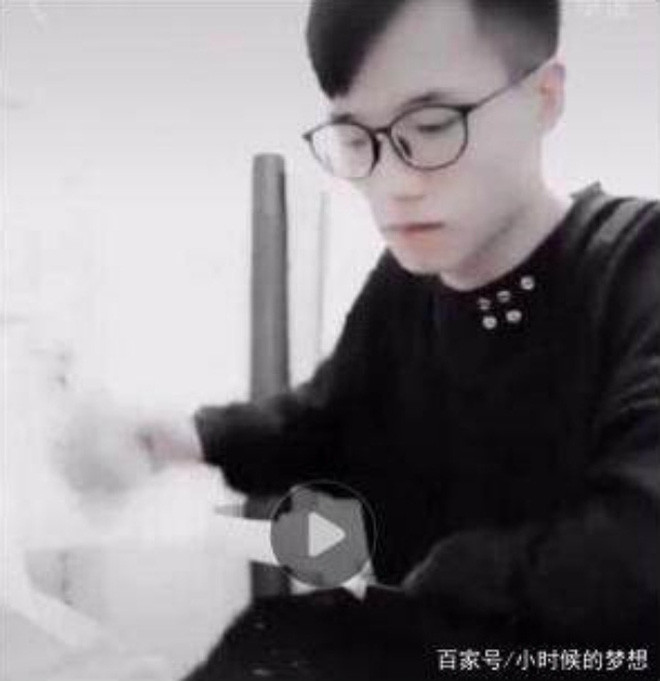 Để thỏa mãn trí tò mò của mọi người, một số dân mạng đã cất công "đào" lại những hình ảnh ngày xưa của Hắc Diện. Tuy những đoạn clip xưa cũ này hiện tại đã bị xóa hết, nhưng vẫn có người kịp lưu lại và chia sẻ trên mạng xã hội.