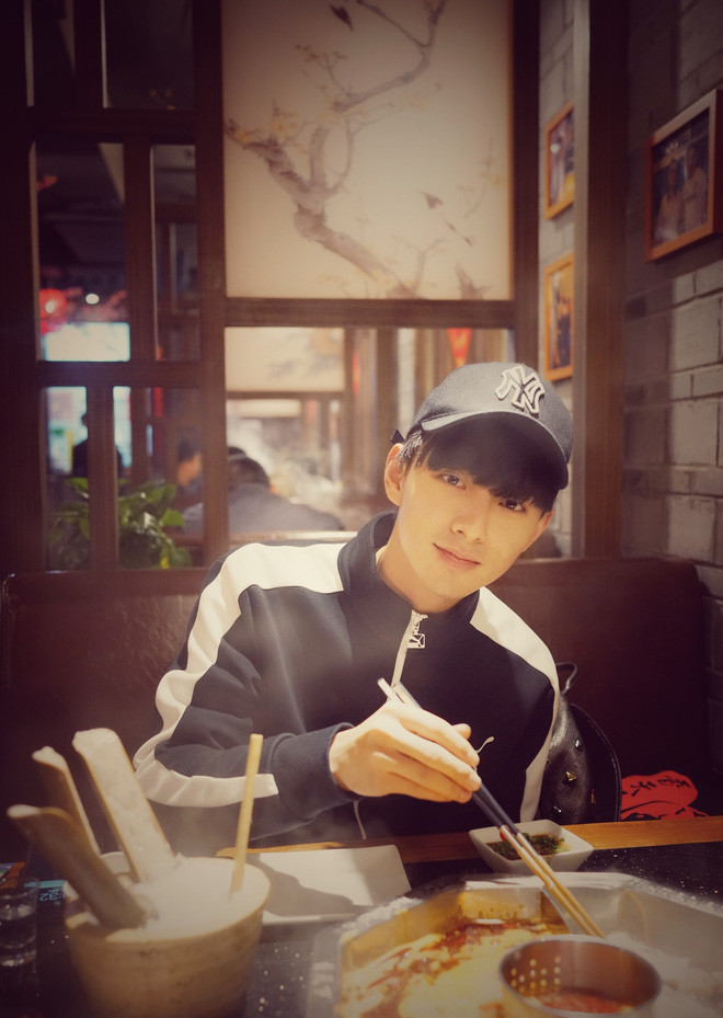 Và ông trời không phụ lòng hội chị em với khuôn mặt góc cạnh, sống mũi cao thẳng, nụ cười hiền, mái tóc bồng bềnh, dường như không yếu tố nào ở "hot boy khẩu trang" không khiến người đối diện xao xuyến.